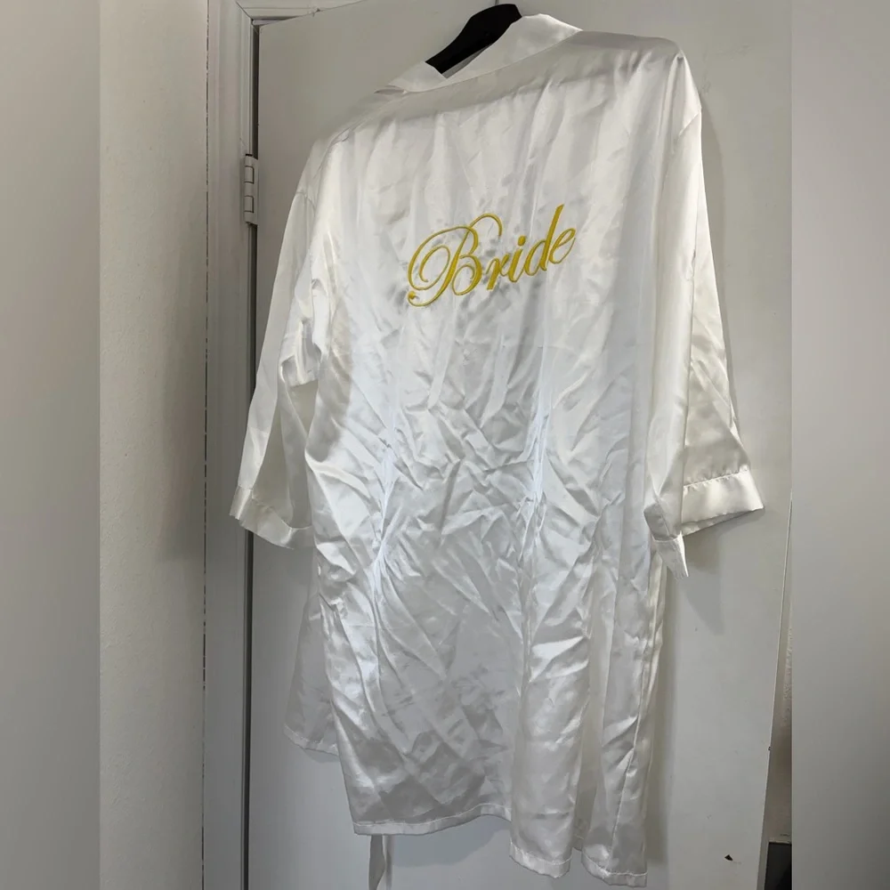 Bridal kit: White Bride Robe + Short Veil - Picture 3 of 14